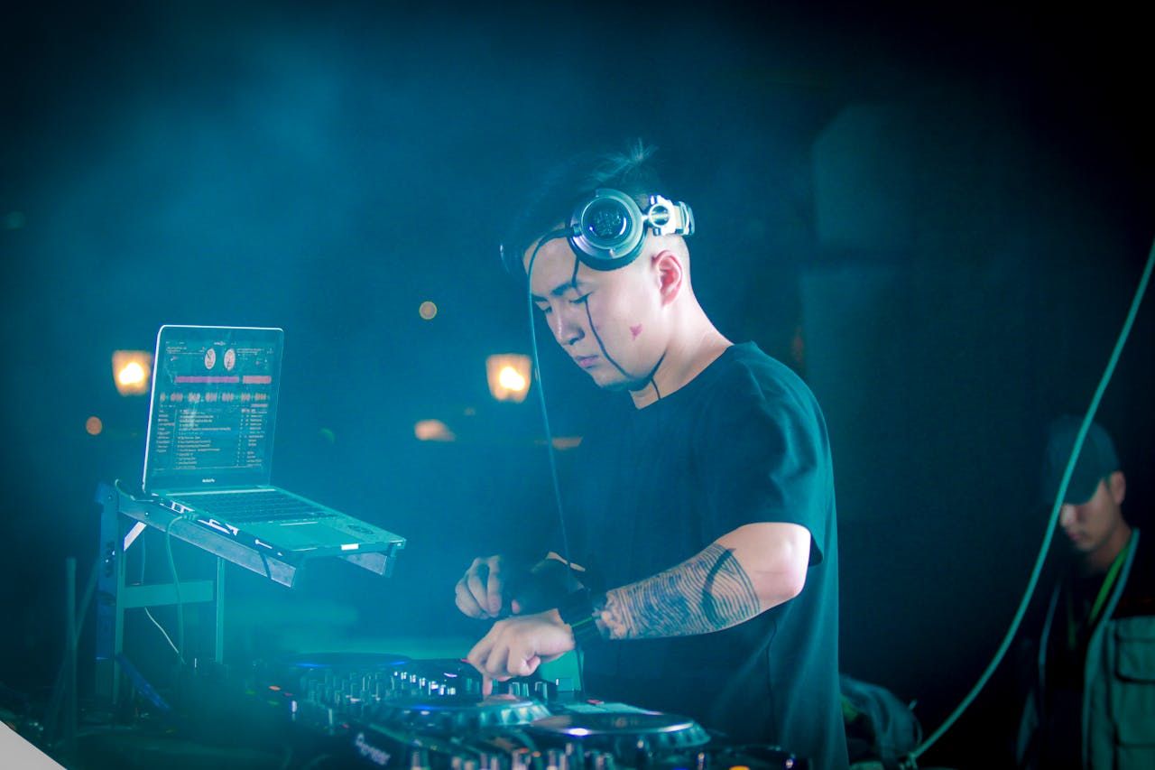 Imagen de un DJ sobre el festival
